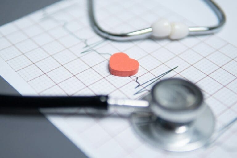 Un stetoscop peste un rezultat de EKG
