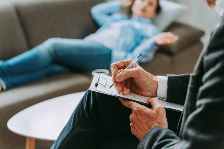 Ședință de terapie, psiholog și pacient relaxat