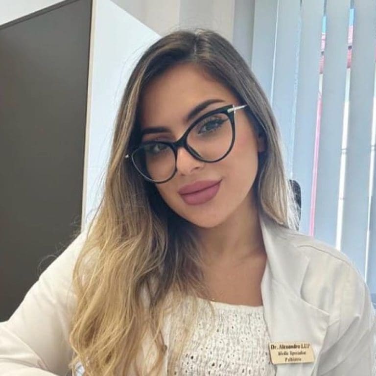 Medic în birou cu halat alb și ochelari.