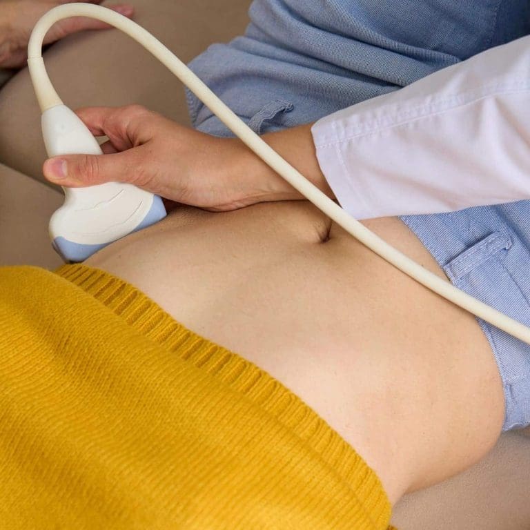 Doctor care efectuează o examinare cu ultrasunete